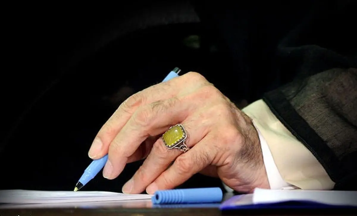 تاکید رهبر انقلاب بر حکم ارتداد سلمان رشدی