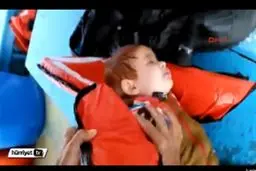 فیلم:: نجات کودک آواره سوری توسط ماهیگیران ترکیه‌ای