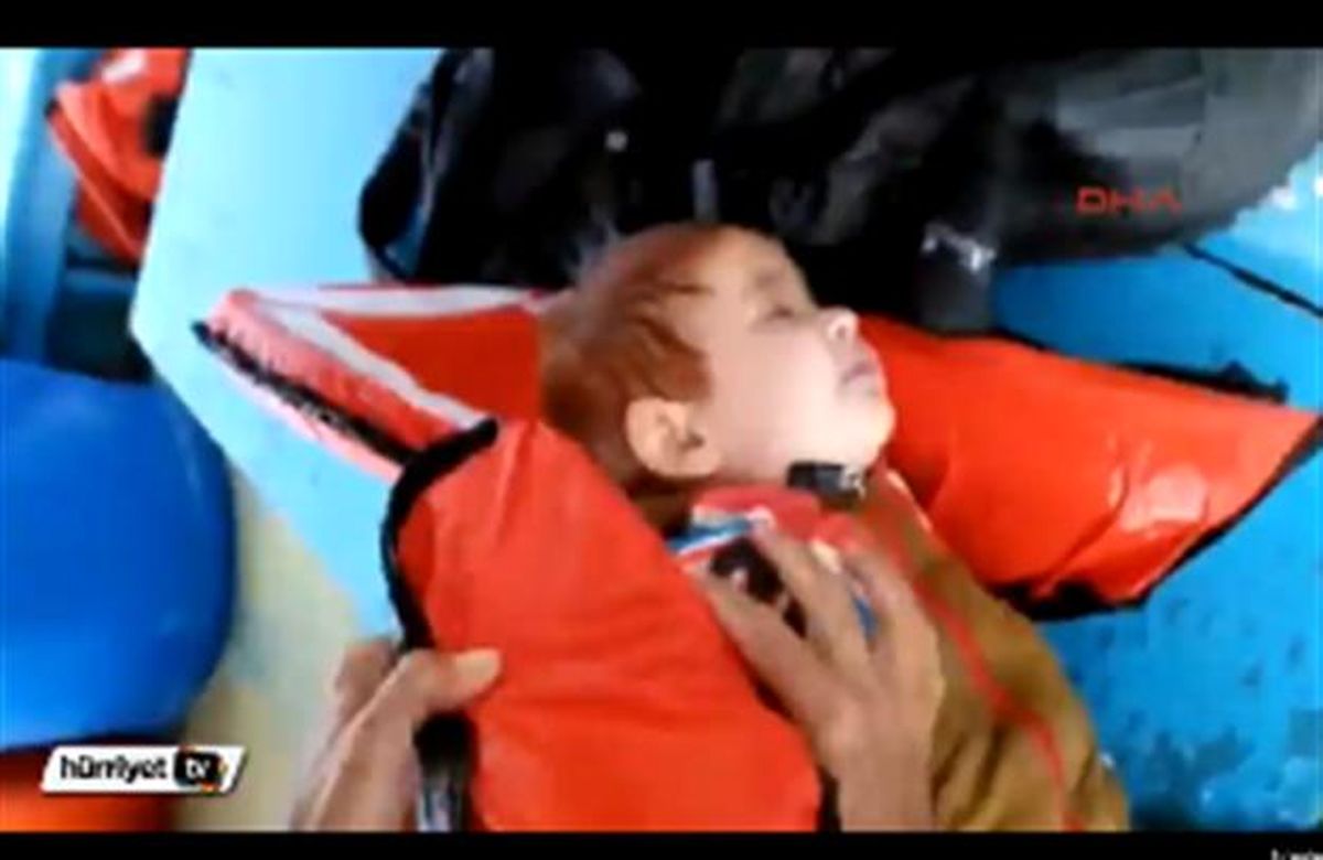 فیلم:: نجات کودک آواره سوری توسط ماهیگیران ترکیه‌ای