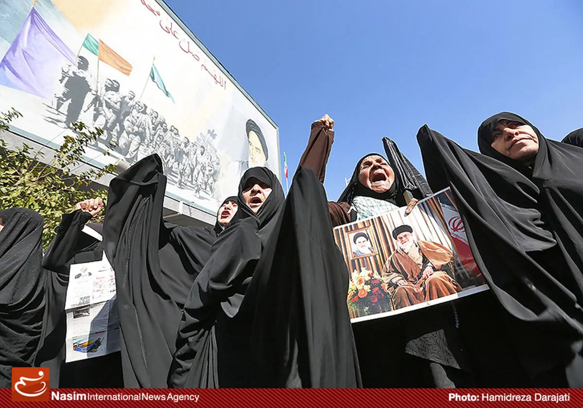 نمازگزاران تهرانی در حمایت از امر به معروف و نهی از منکر راهپیمایی کردند