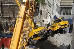 شهردار منطقه ۱۲: جرثقیل سقوط کرده در خیابان خیام متعلق به بخش خصوصی است+عکس