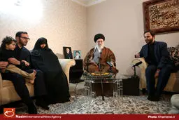 فیلم:: حضور رهبر معظم انقلاب در منزل سردار شهید حسین همدانی