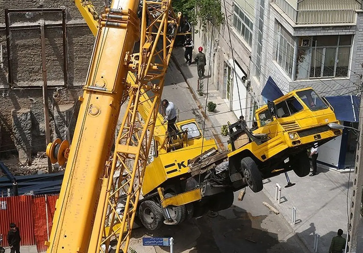 سقوط جرثقیل "تاور کرین" در نیایش، اپراتور جان خود را از دست داد