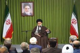 رهبر انقلاب: مذاکره با آمریکا درباره مسائل منطقه معنا ندارد