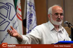 توکلی در اعتراض به عرضه محصولات پتروشیمی در بازار آزاد به شریعتمداری نامه نوشت