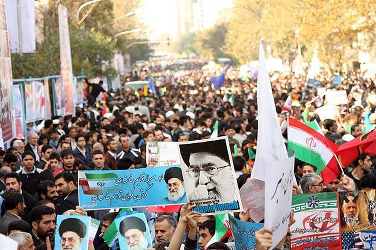 راهپیمایی دانشجویان  با شعار "مرگ بر آمریکا" از دانشگاه تهران تا لانه جاسوسی