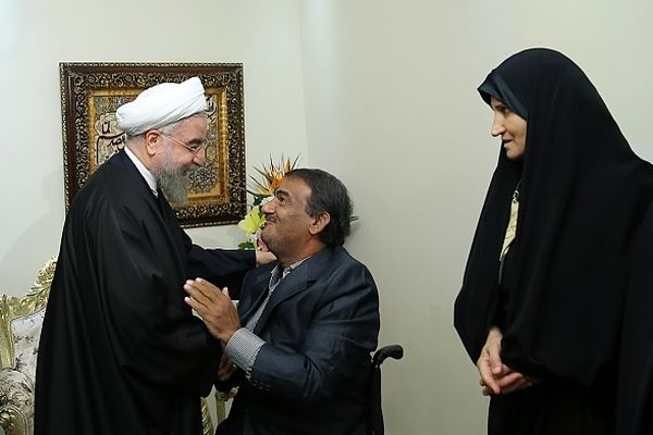 روحانی: دیدار با خانواده  شهدا و جانبازان مایه افتخار  دولت یازدهم است