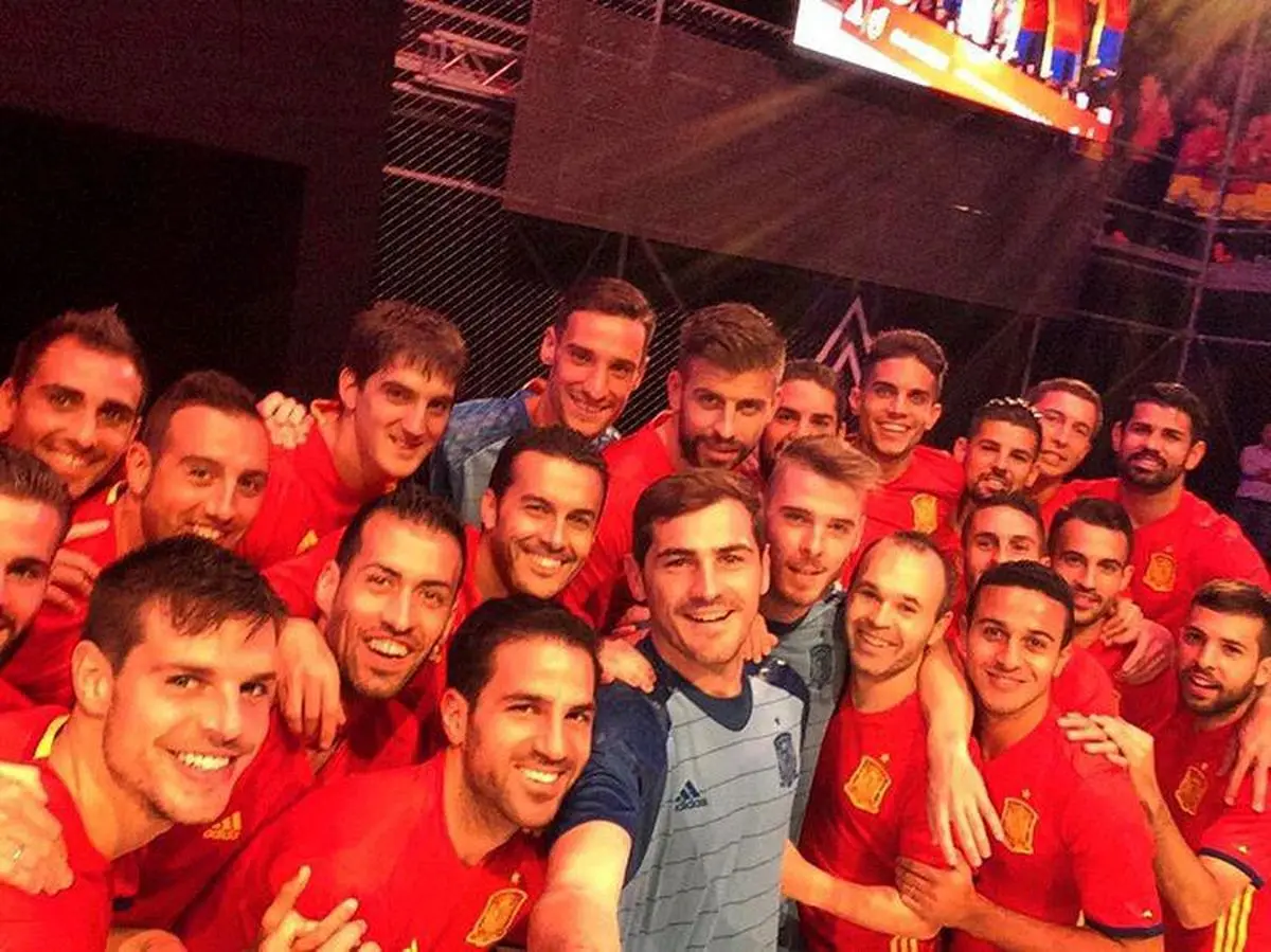 سلفی بازیکنان تیم ملی اسپانیا با پیراهن جدید این تیم در یورو ۲۰۱۶