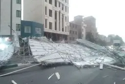 سقوط داربست‌ ساختمانی باعث ترافیک سنگین در غرب اتوبان حکیم شد