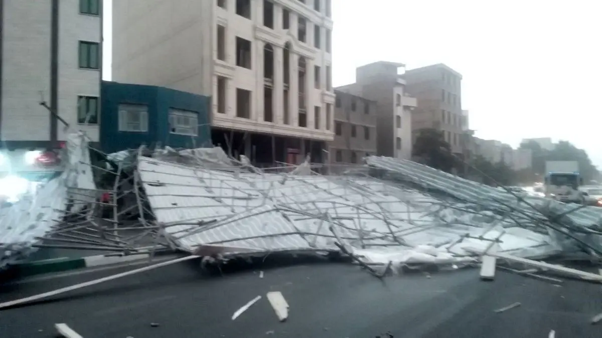 سقوط داربست‌ ساختمانی باعث ترافیک سنگین در غرب اتوبان حکیم شد