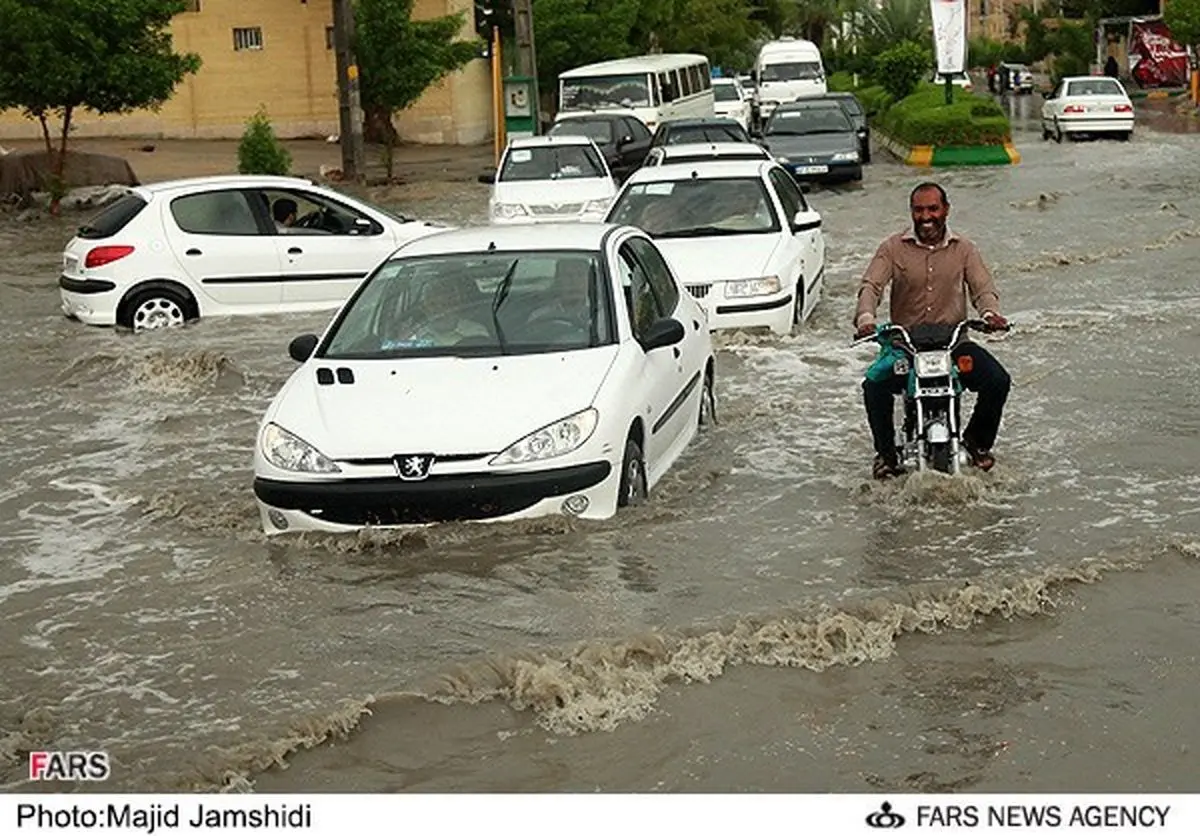 بارش باران در تمام محورهای استان هرمزگان