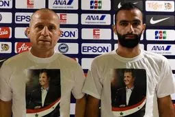 عکس خبری:: سرمربی و کاپیتان تیم فوتبال سوریه با تصویر بشار اسد در نشست خبری