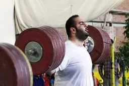 قوی‌ترین مرد جهان فردا زانویش را به تیغ جراحان میسپارد