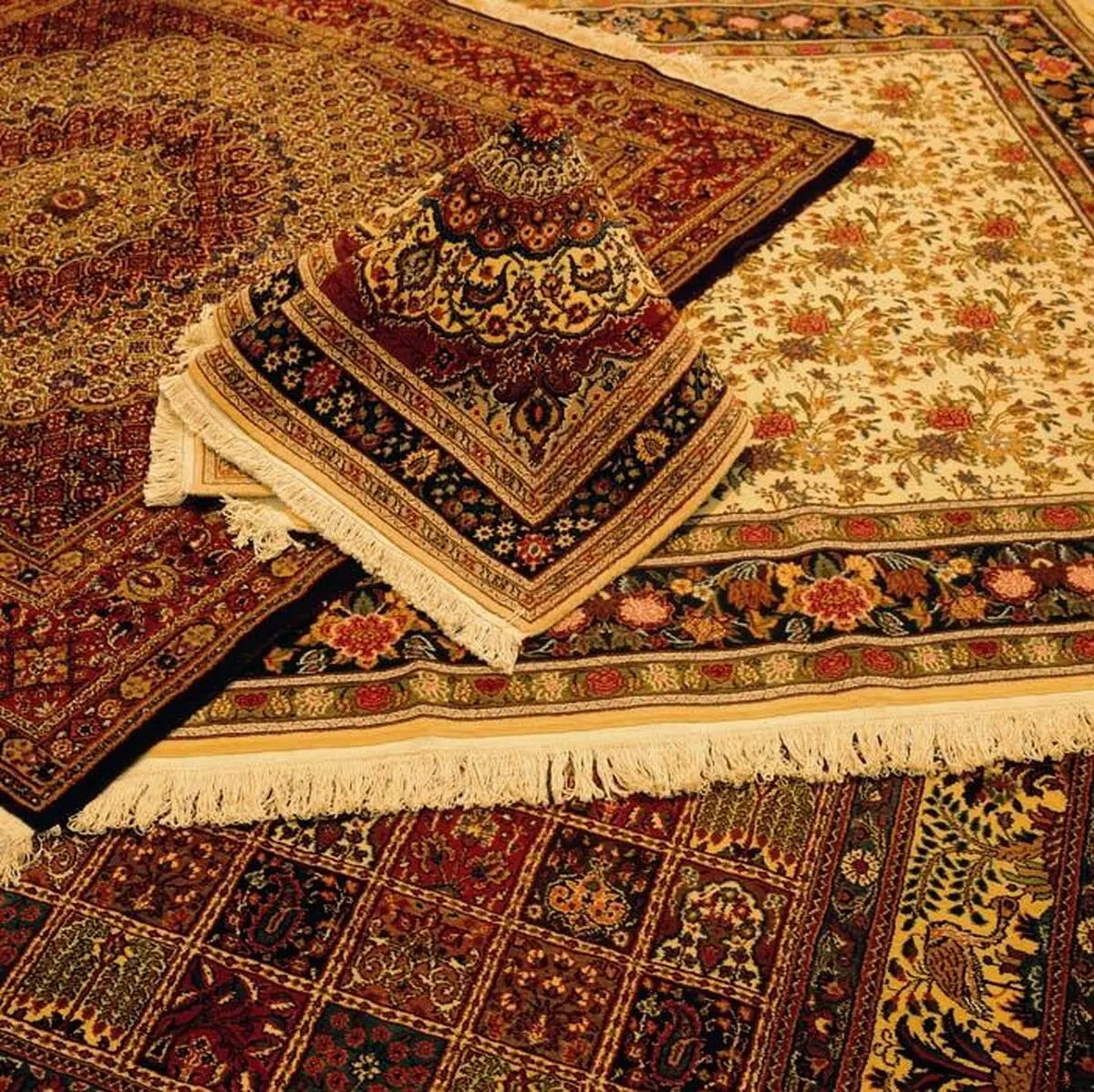 رونمایی از فرش دستباف ایرانی سفیر صلح در برنامه "سرزمین ما"