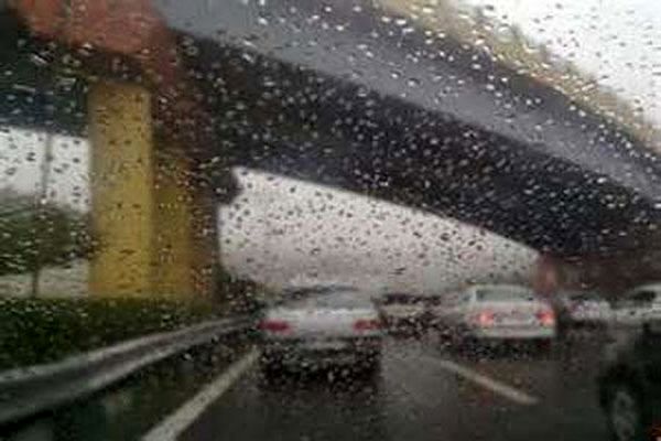بارش باران در جاده‌های ۶ استان کشور
