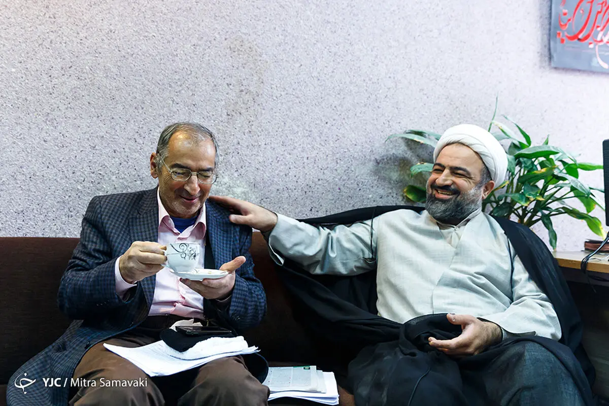 بوسه صادق زیباکلام بر هفته نامه ‌"۹ دی" + عکس