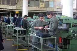 چگونه ممکن است با وجود رکود، ۵۴۲ هزار نفر نیروی کار جدید در تابستان سرکار رفته باشند؟