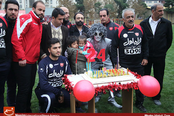 گزارش تصویری:: جشن تولد فرزند هادی نوروزی در تمرین پرسپولیس