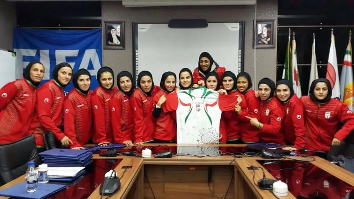 بازیکنان تیم ‌ملی فوتسال بانوان، پیراهن تیم‌ملی را به یک کودک سرطانی اهدا کردند