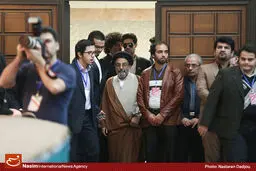 موسوی لاری: دست همراهان خورد، عمامه‌ام  افتاد!