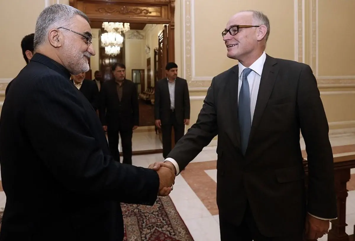 بروجردی از عدم صدور روادید برای اتباع ایرانی با وجود بازگشایی سفارت انگلیس  انتقاد کرد