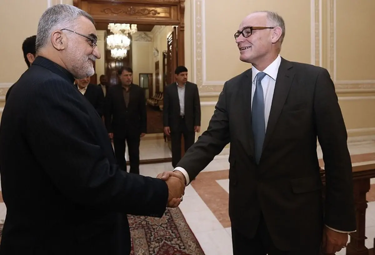 بروجردی از عدم صدور روادید برای اتباع ایرانی با وجود بازگشایی سفارت انگلیس  انتقاد کرد