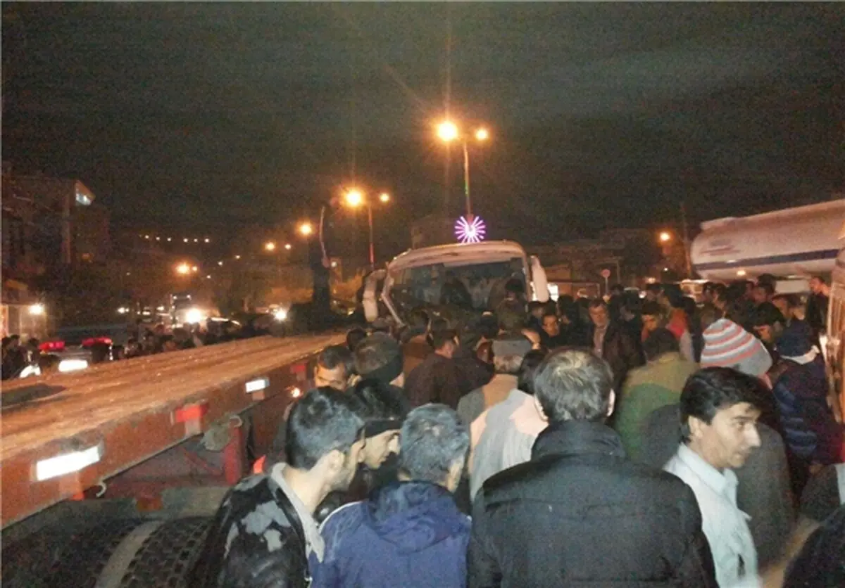 برخورد مینی‌بوس زائران کربلا با تریلی در گردنه اسدآباد