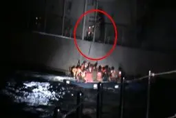 فیلم:: تلاش گارد ساحلی یونان برای غرق کردن قایق سوری