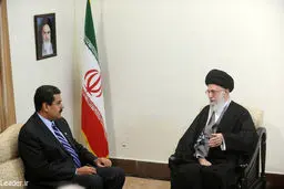 رهبر انقلاب: کلید حل مشکلات، جلب  دل‌های مردم با انجام کار و خدمت صادقانه به آنها است