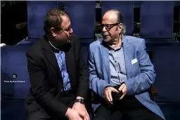 تقدیر محمد علی کشاورز از بازیگران نمایش 