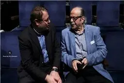 تقدیر محمد علی کشاورز از بازیگران نمایش 