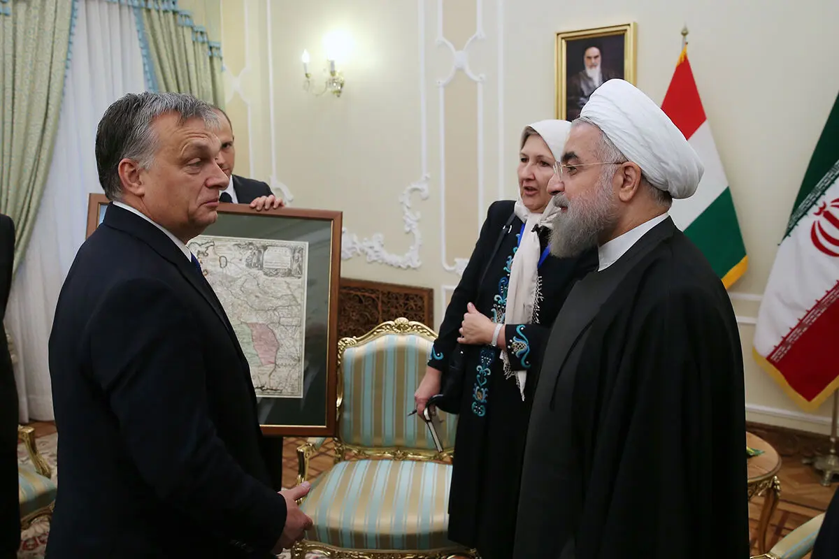 نقشه ۱۷۵ ساله ایران؛ هدیه نخست وزیر مجارستان به روحانی + عکس