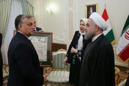 نقشه ۱۷۵ ساله ایران؛ هدیه نخست وزیر مجارستان به روحانی + عکس