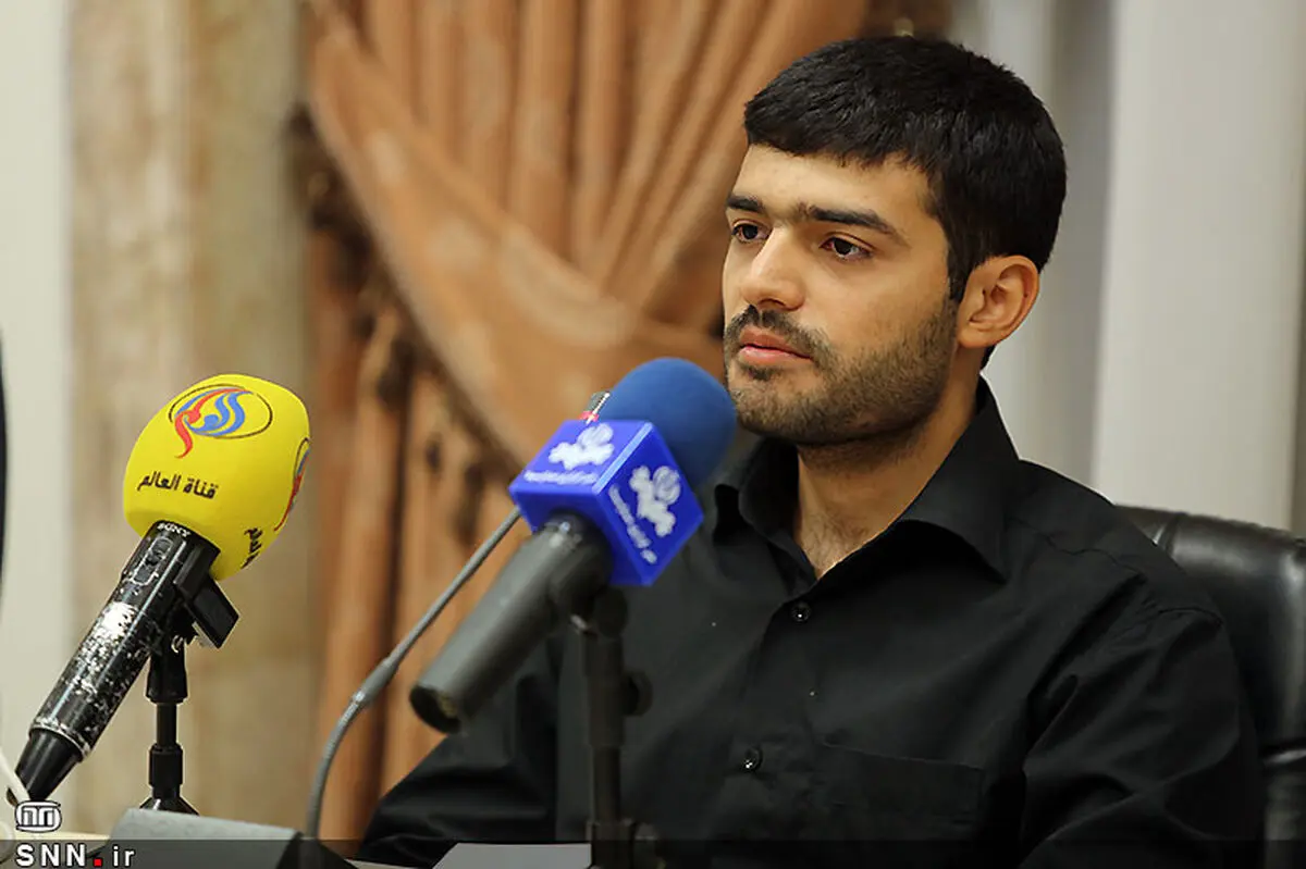 سخنرانی  مسئول بسیج دانشجویی دانشگاه شریف در حضور رئیس‌جمهور