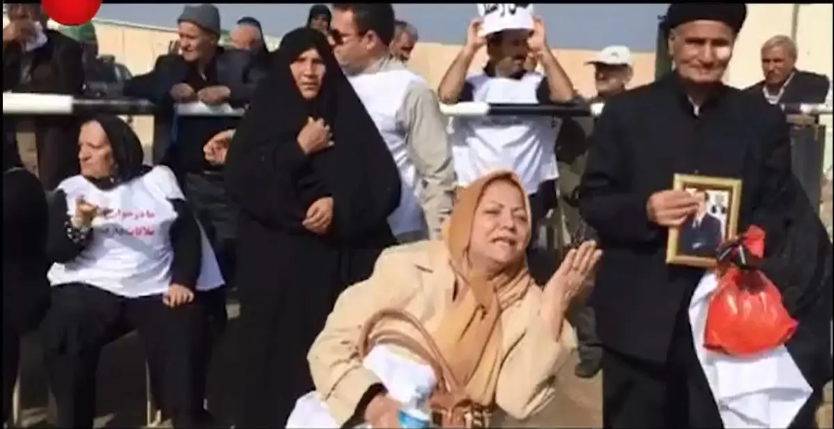اختصاصی// خانواده‌‌های اعضای دربند منافقین مقابل کمپ لیبرتی در عراق تجمع کردند + فیلم