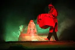 اجرای یک تئاتر برای زائران اربعین حسینی