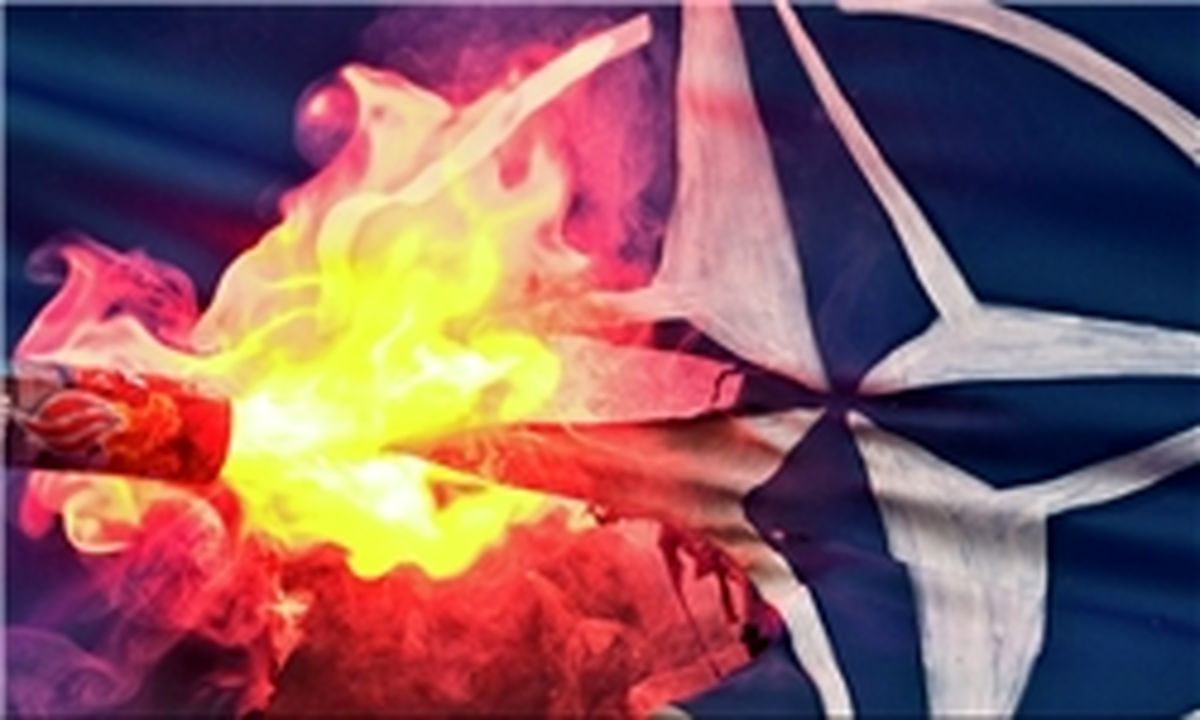 معترضان در "مونته‌نگرو" پرچم ناتو را آتش زدند
