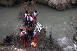 آمار گمشدگان حادثه سقوط مینی‌بوس در رودخانه هراز به یک نفر کاهش یافت+عکس