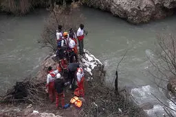 آمار گمشدگان حادثه سقوط مینی‌بوس در رودخانه هراز به یک نفر کاهش یافت+عکس