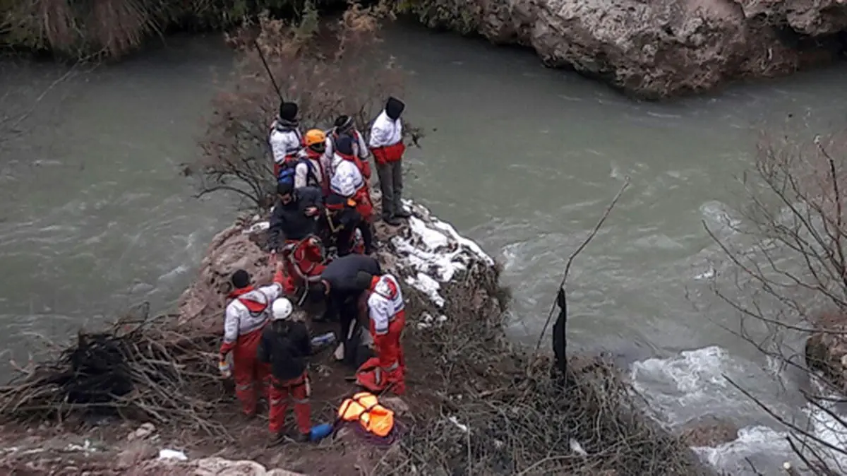 آمار گمشدگان حادثه سقوط مینی‌بوس در رودخانه هراز به یک نفر کاهش یافت+عکس