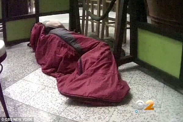 فرودگاه نیویورک محل زندگی بی‌خانمان‌ها! + تصاویر