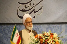 آیت‌الله دری نجف آبادی برای حوزه انتخابیه استان مرکزی ثبت‌نام کرد