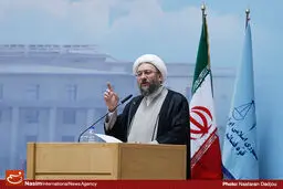 آملی لاریجانی: آیا کسانی که دنبال  ریاست جمهوری مادام‌العمر بودند با مردم هستند؟