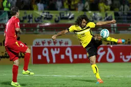 مدافع سپاهان به دلیل تنگی نفس راهی بیمارستان شد