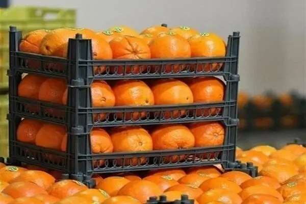 توزیع میوه شب عید جلوی درب مساجد 