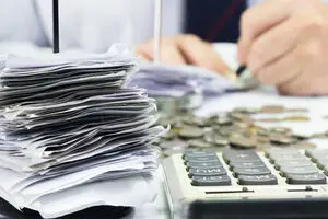 یک پای بودجه می‌لرزد