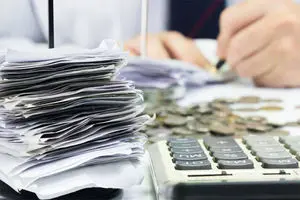 یک پای بودجه می‌لرزد