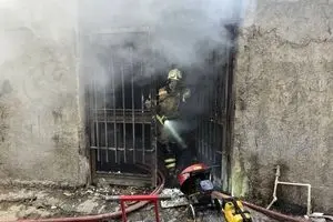 آتش‌سوزی در کارگاه رنگرزی شهرک گلریز؛ یک کارگر جان باخت+فیلم