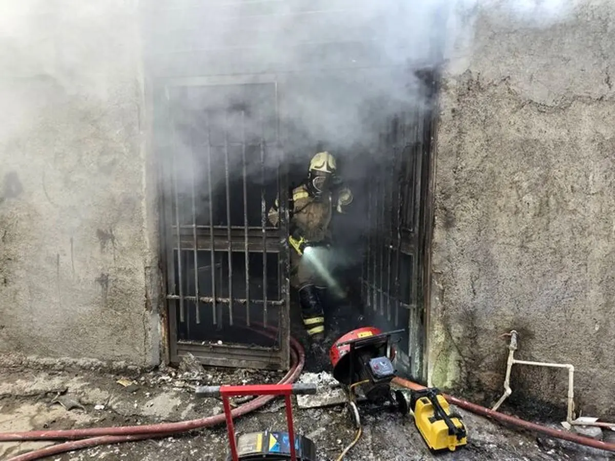 آتش‌سوزی در کارگاه رنگرزی شهرک گلریز؛ یک کارگر جان باخت+فیلم