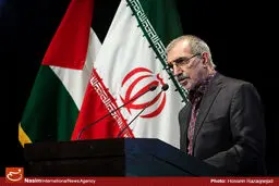مقیسه: رهبری بیش از آنکه رهبر الهی و سیاسی باشد، رهبر ادبی است